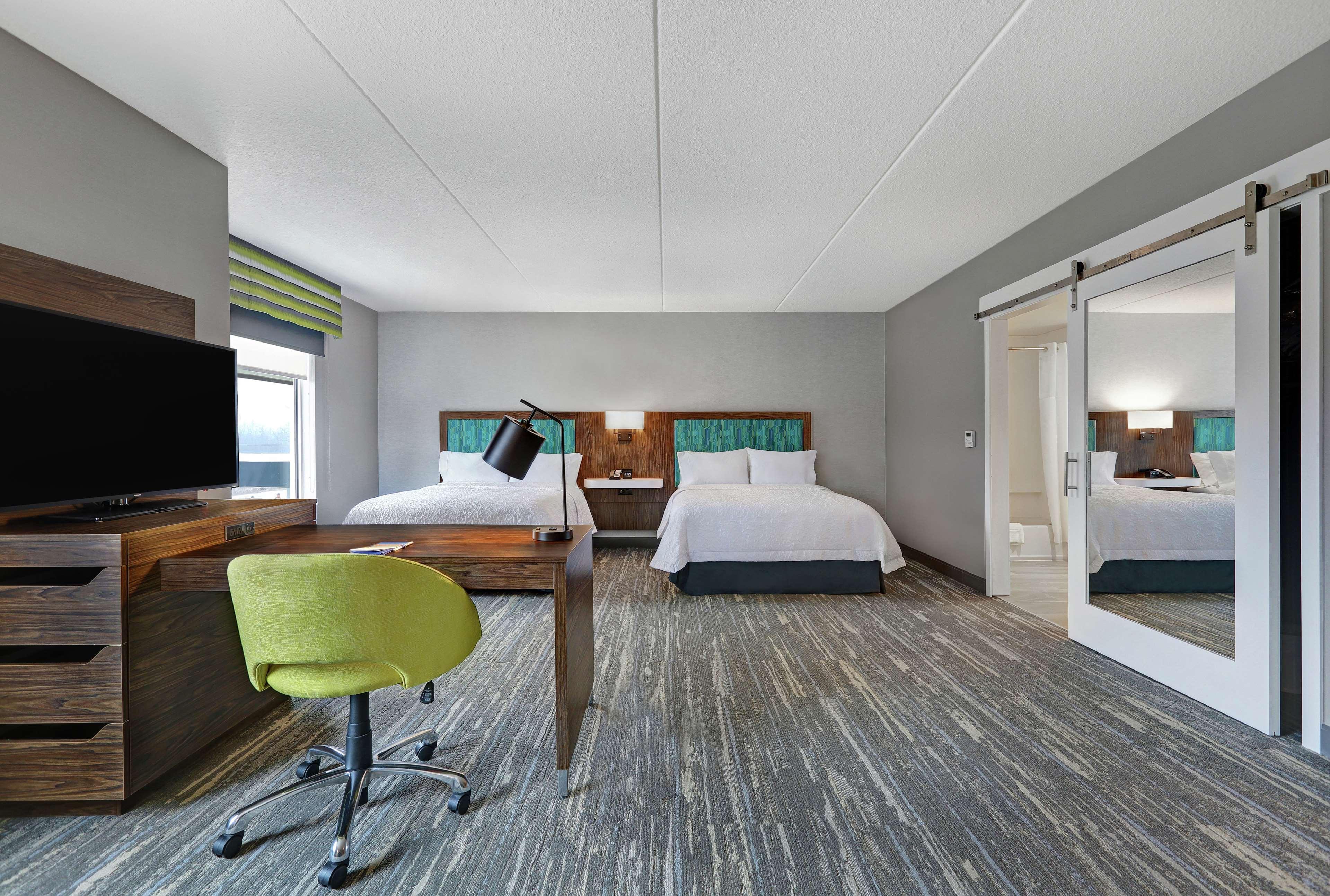 Hampton Inn Peterborough Exterior foto